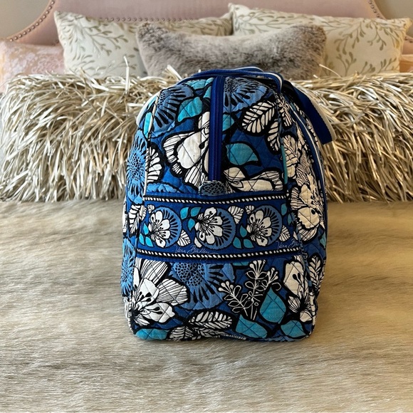 VERA BRADLEY Blue Bayou 2014 Sport Duffel 2 Handle Trolly Sleeve White Floral - Picture 8 of 13